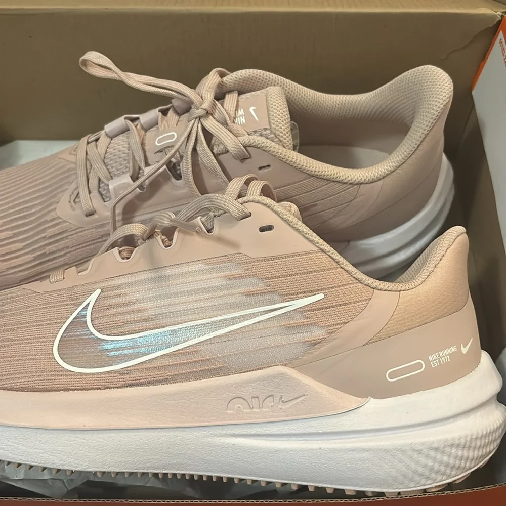 Nike Women's Air Winflo9 brand new in box size 9.5